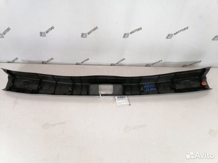 Накладка замка багажника Nissan Cube AZ10 CGA3DE