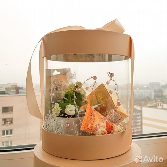 Коробка подарочная. Коробка с прозрачной стенкой