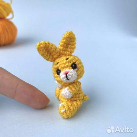 Миниатюрный желтый кролик, символ Нового Года 2023