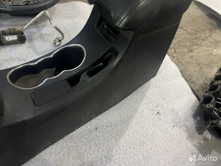 Подлокотник Geely Emgrand EC7