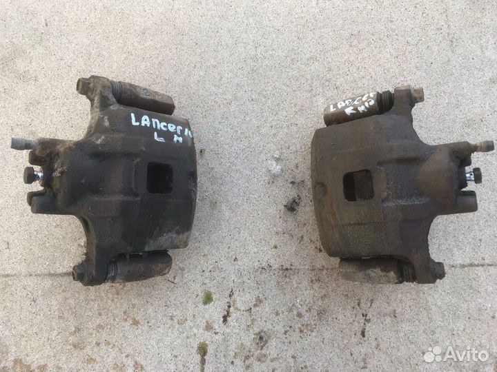 Суппорт передний правый Mitsubishi Lancer 10