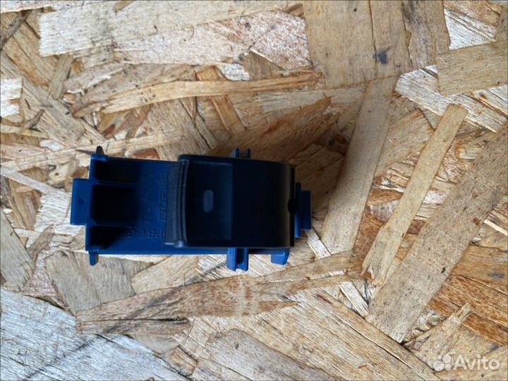 Кнопка стеклоподъемника Toyota Avensis