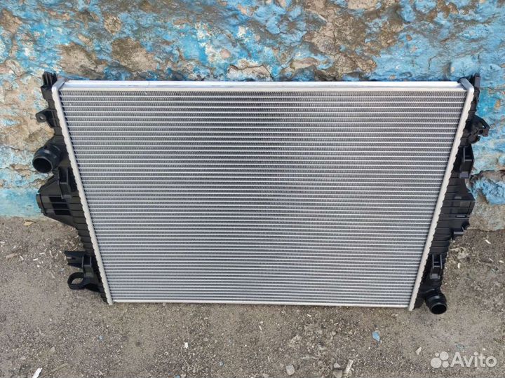 Радиатор охлаждения Volkswagen Touareg 7P0121253A