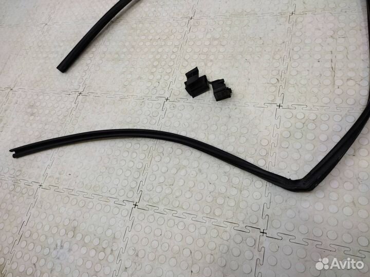 Уплотнитель стекла двери передний левый Lexus Rx 4