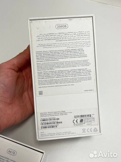 Коробки iPhone X и iPhone 6 с документами разные