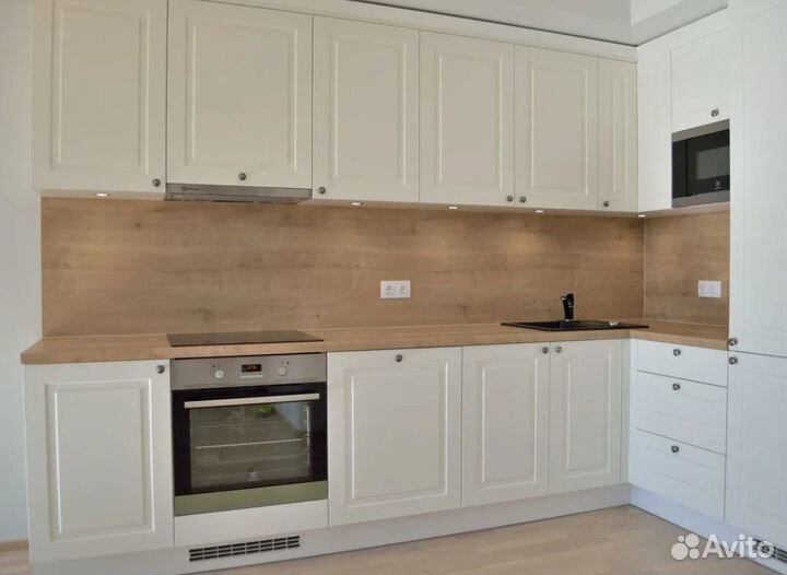 Кухонный гарнитур с островом прямой угловой