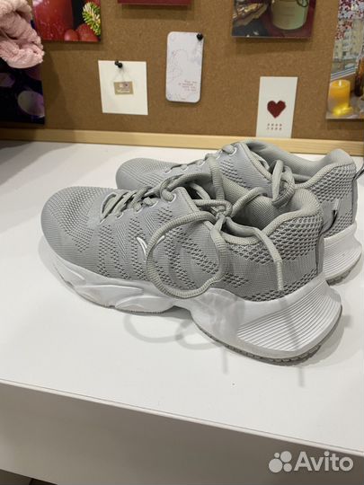 Кроссовки женские