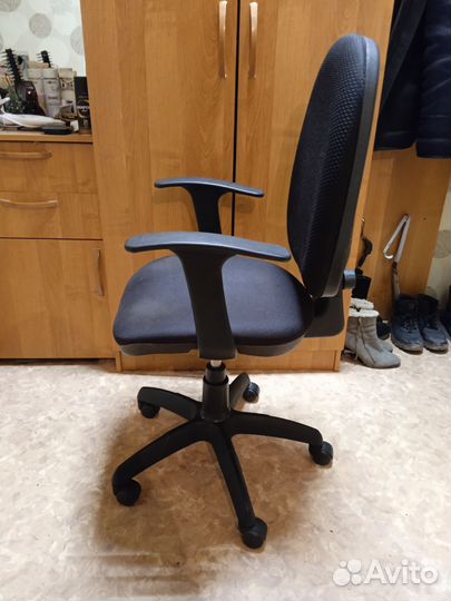 Компьютерное кресло в хорошем состоянии
