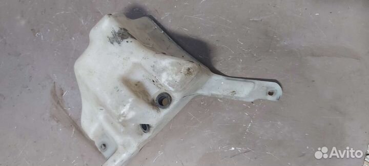 Бачок омывателя на Nissan Serena c23