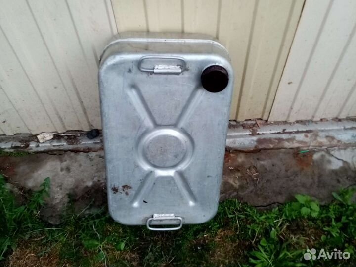 Канистра для бензина металлическая