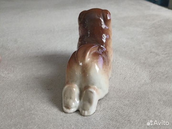Собака форфоровая статуэтка