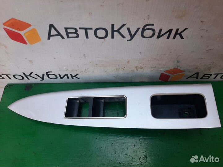 Накладка кнопок стеклоподъемника передняя левая
