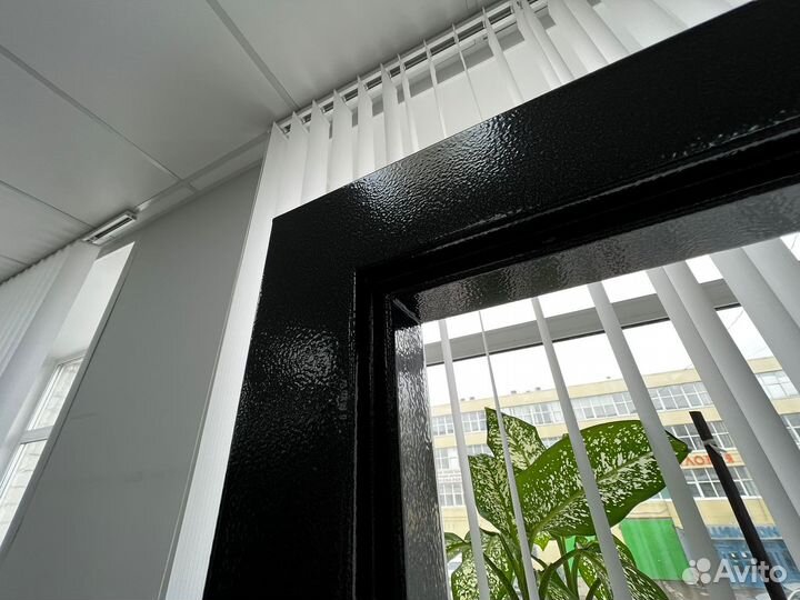 Дверь входная белая