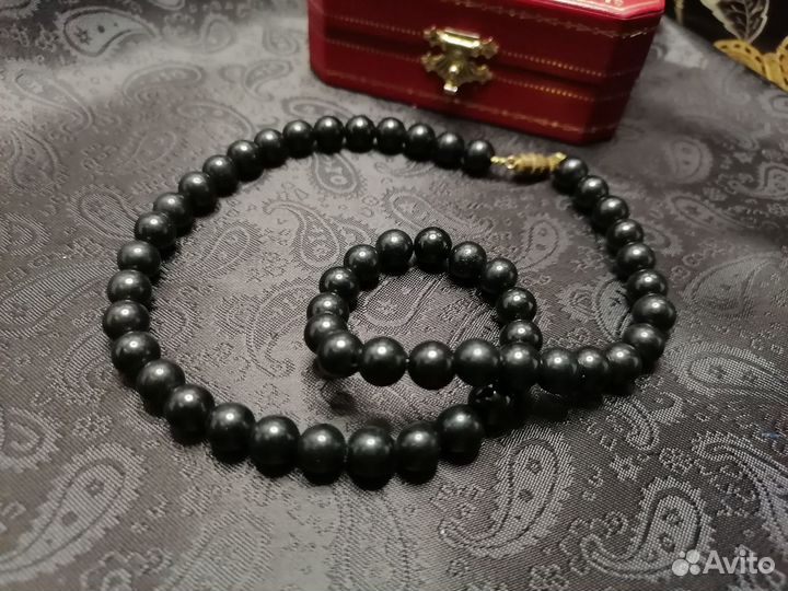 Чёрные стеклянные бусы