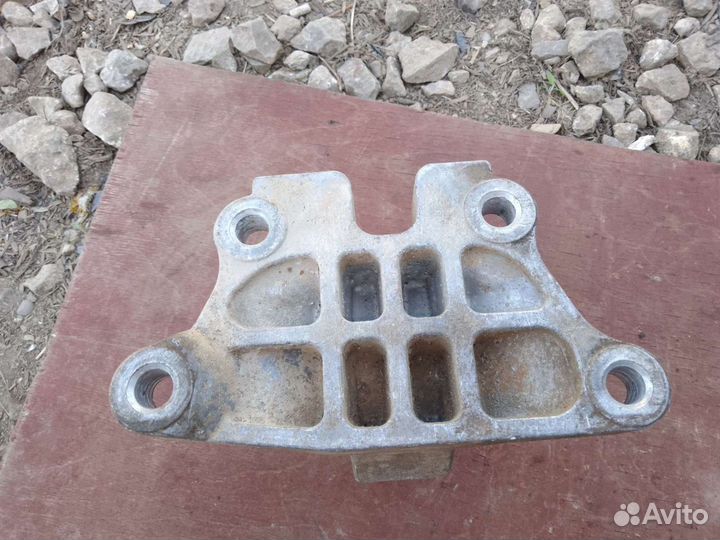 Подушка двигателя левая Mitsubishi Galant 8