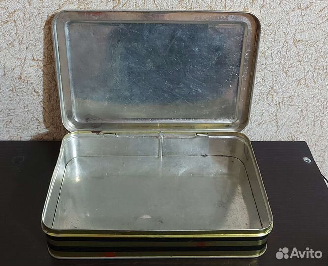 Винтажная жестяная коробка из под конфет