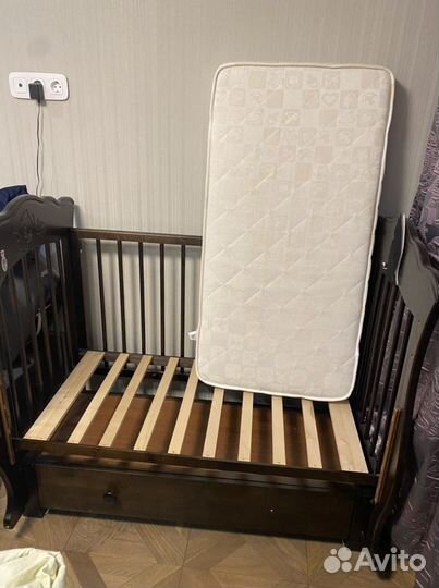 Детская кроватка с универсальным маятником