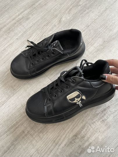 Пакет с детскими вещами и обувью