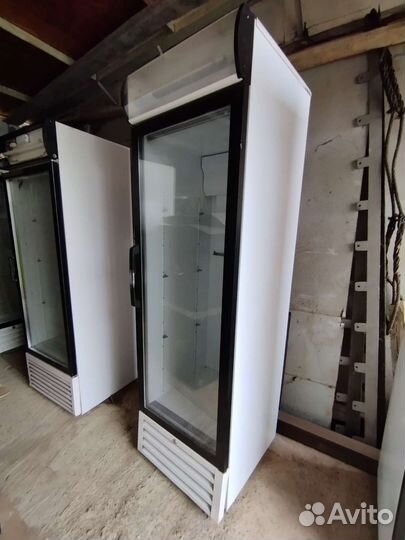 Холодильник, торговая витрина для напитков