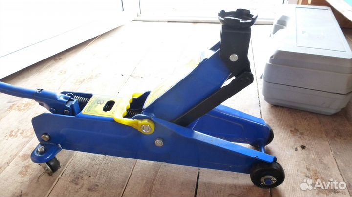 Домкрат подкатной гидравлический 3т