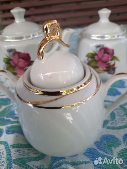 Заварочный чайники и сахарница