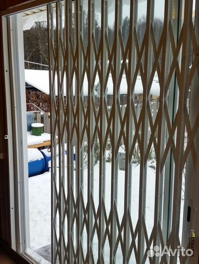 Решетки раздвижные на окна под ключ