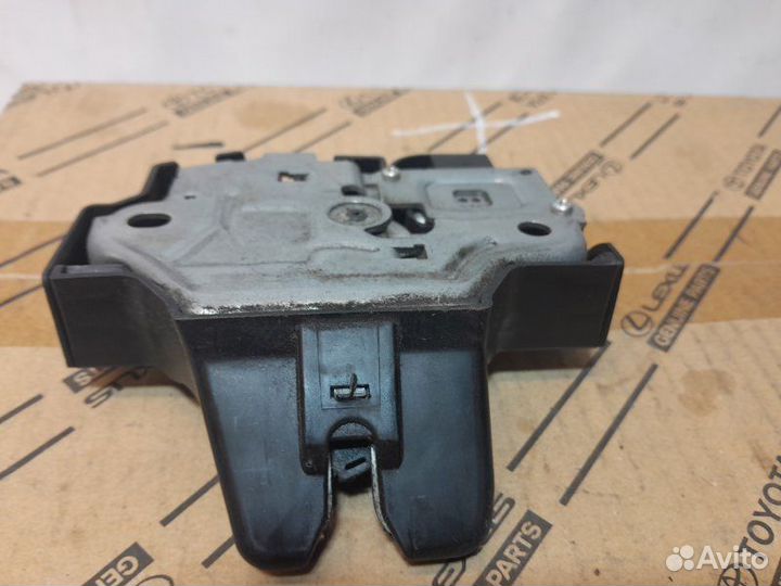 Замок крышки багажника Toyota Camry 70