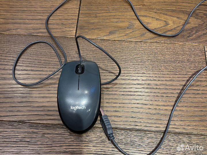 Остатки офисных вещей наушники, мышки, клавиатуры