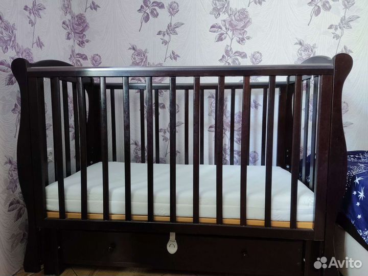 Детская кроватка с маятником. Лель