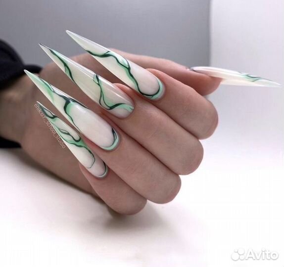 Модель на маникюр