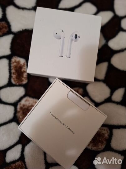 Apple AirPods 2 с зарядным футляром mrxj2 RU