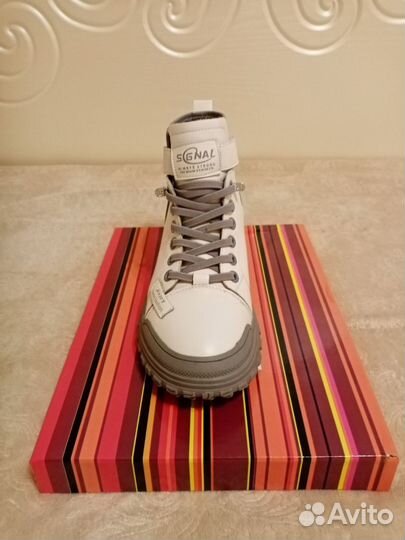 Продам женские ботинки