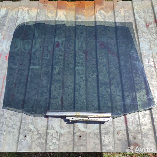 Стекло двери правой задней для Toyota FunCargo