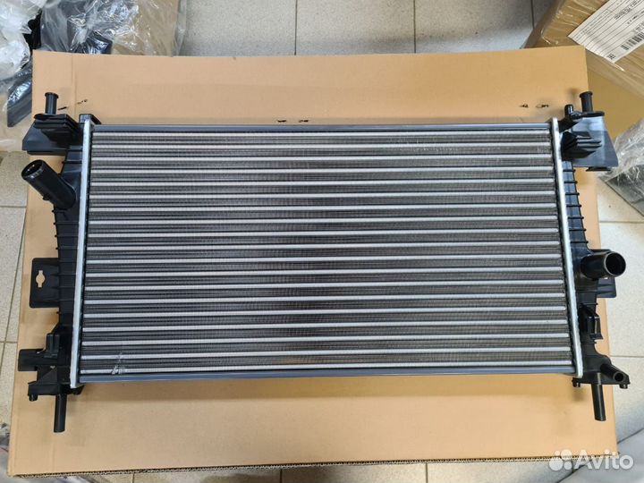 Радиатор охлаждения Ford Focus 2