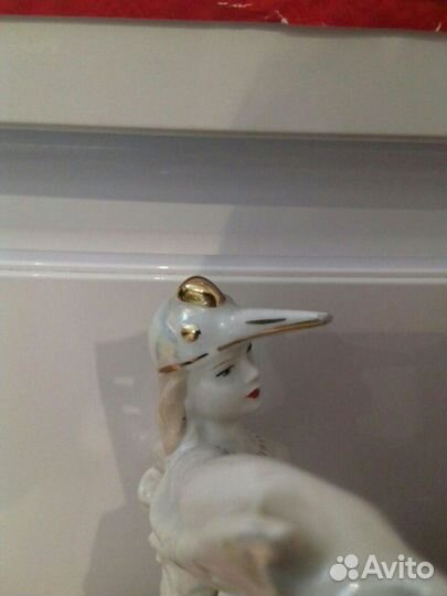 Фарфоровая статуэтка 