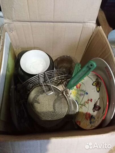 Посуда тарелки, ложки, чашки