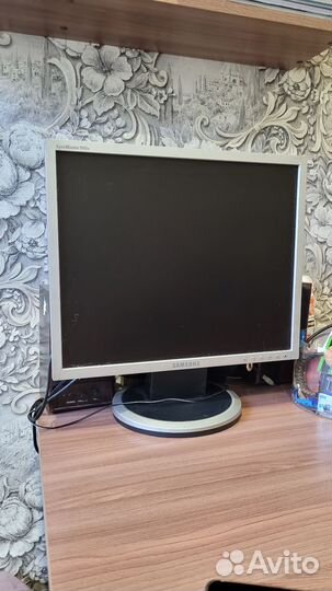 Монитор Samsung, клавиатура и колонки