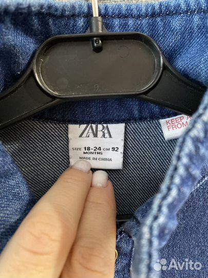Джинсовый комбинезон Zara и кеды