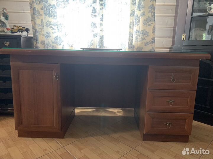 Письменный стол для кабинета