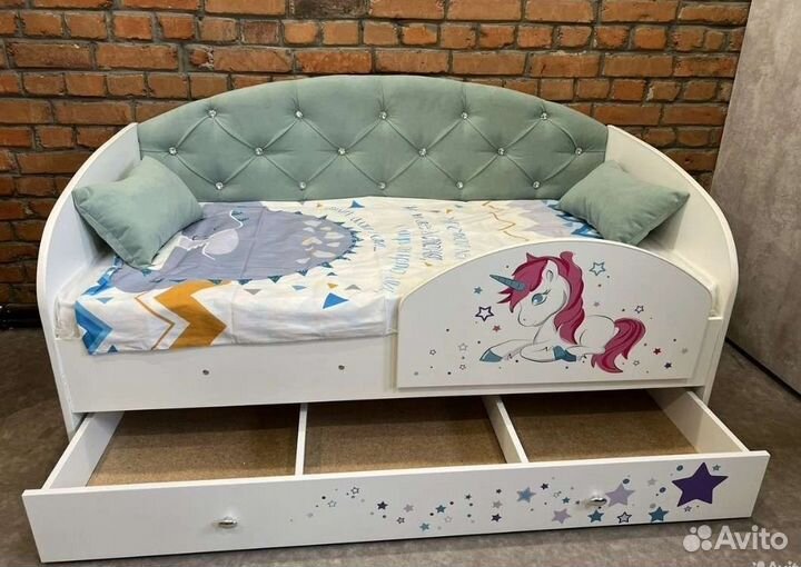 Кроватка детская с мягкой спинкой и ящиками