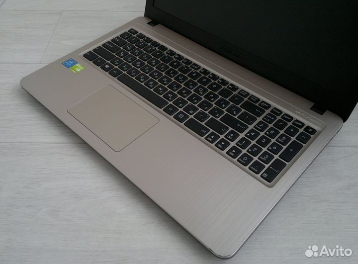 Asus (Pentium N4200, nVidia 920MX, SSD, 8Gb)