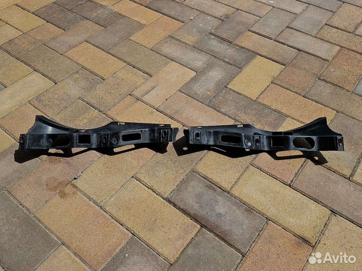 Направляющая переднего бампера VW Passat B6