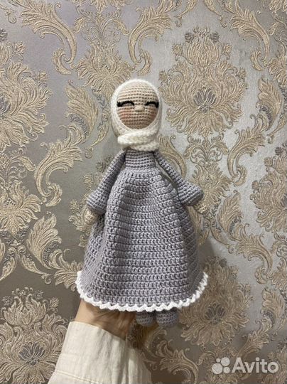 Вязаная кукла в хиджабе ручной работы