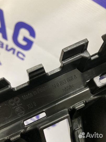 Решетка радиатора 5L0853668A 9B9