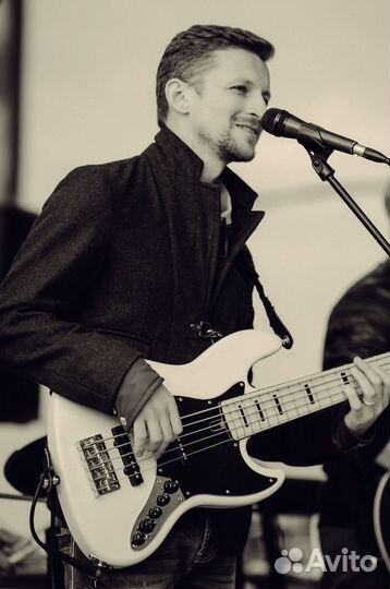 Уроки вокала; игры на гитаре, бас-гитаре