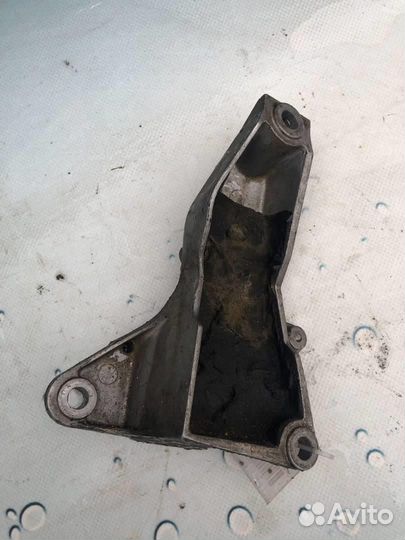 Кронштейн АКПП правый 8D0399114AJ