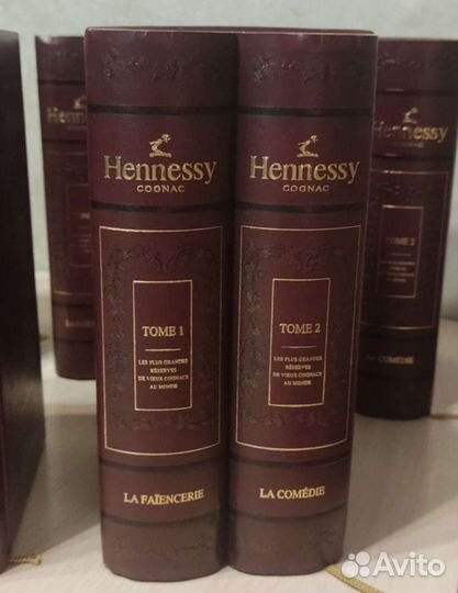 Пустые коробки от Hennessy Library