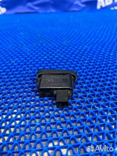 Кнопка центрального замка Nissan Almera Classic