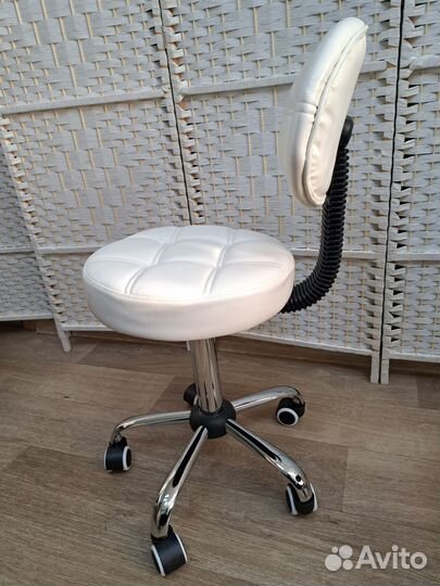 Стул на колесиках