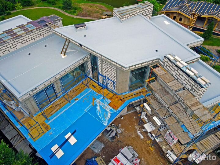 Плоская мембранная кровля частного дома